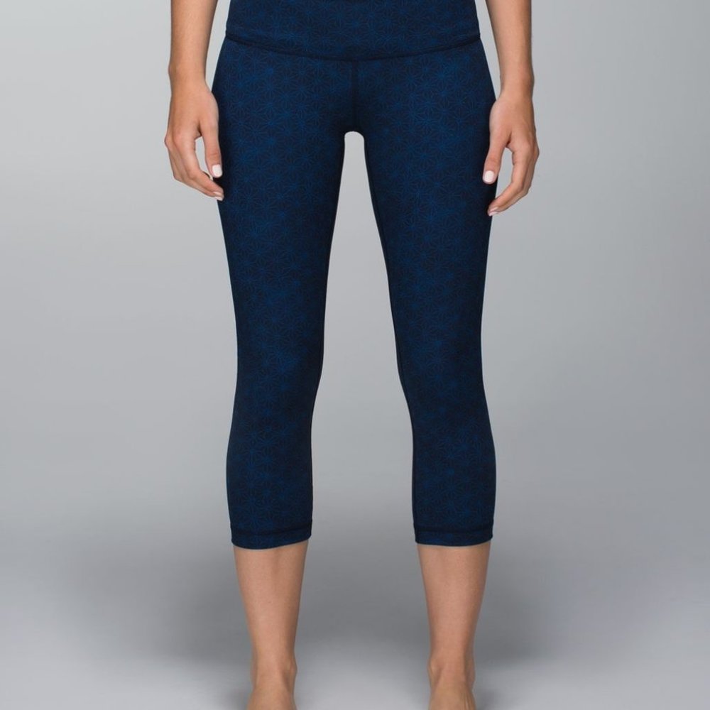 LULULEMON Wunder Under Crops in Navy Sashico Star Pattern - Size 6 - No Pilling!